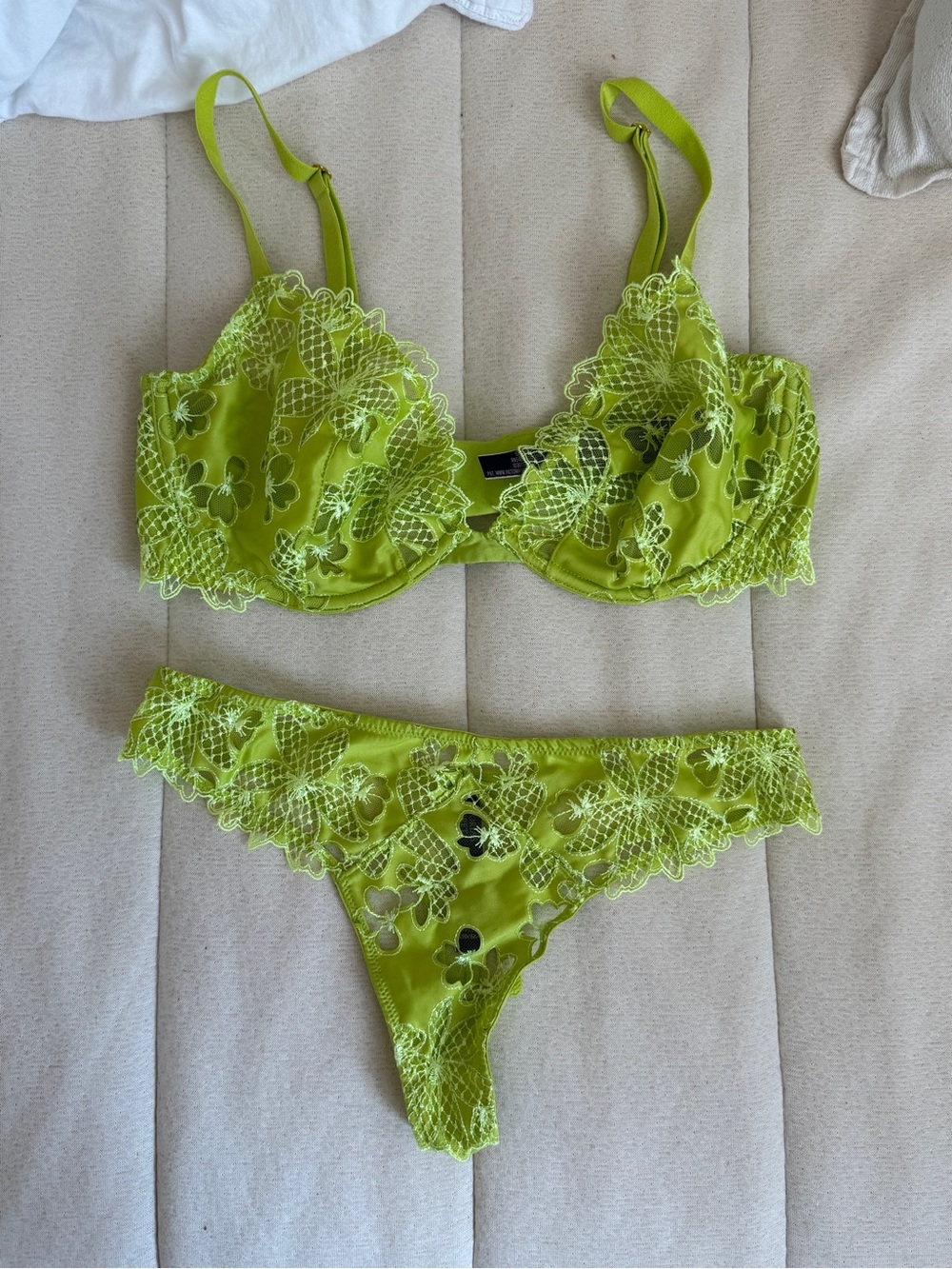 Victoria's Secret Neon Lime Lace Underwire Bra